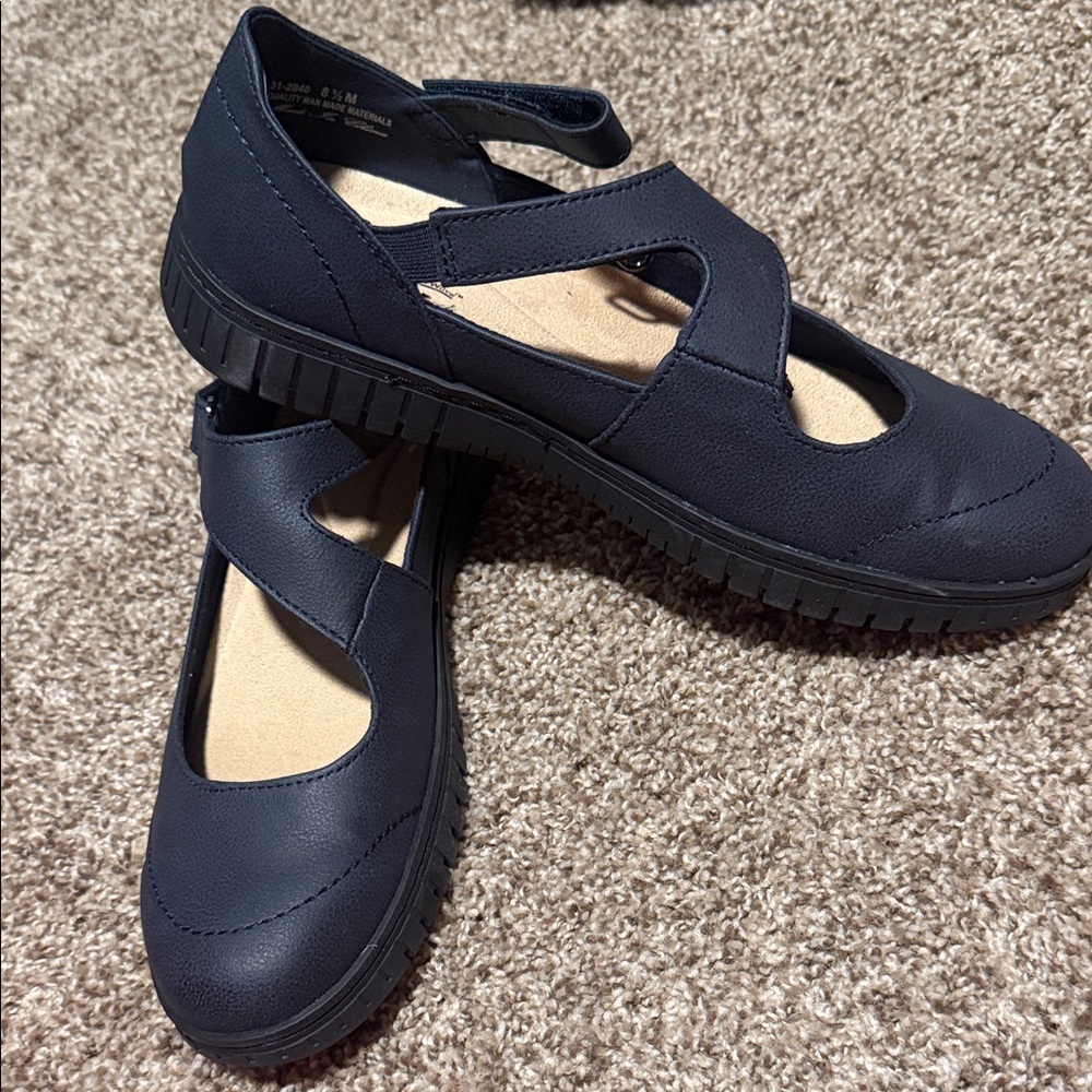 easy street navy blue Joyful Mary-Jane style flats (8.5) - NIB!